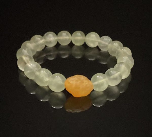 Natural crystal bracelet with an icy clear green color and full crystals. Each crystal bead has a length of 9.4mm. It uses a yellow agate bead as the head bead, which has a length of 15.1mm and a width of 11.8mm.