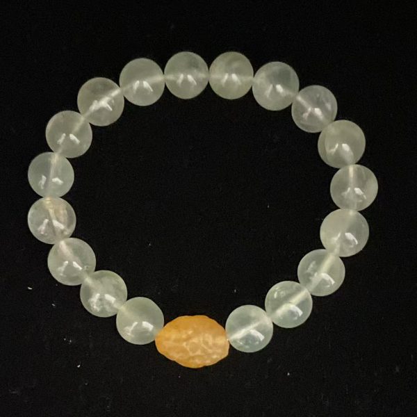 Natural crystal bracelet with an icy clear green color and full crystals. Each crystal bead has a length of 9.4mm. It uses a yellow agate bead as the head bead, which has a length of 15.1mm and a width of 11.8mm.